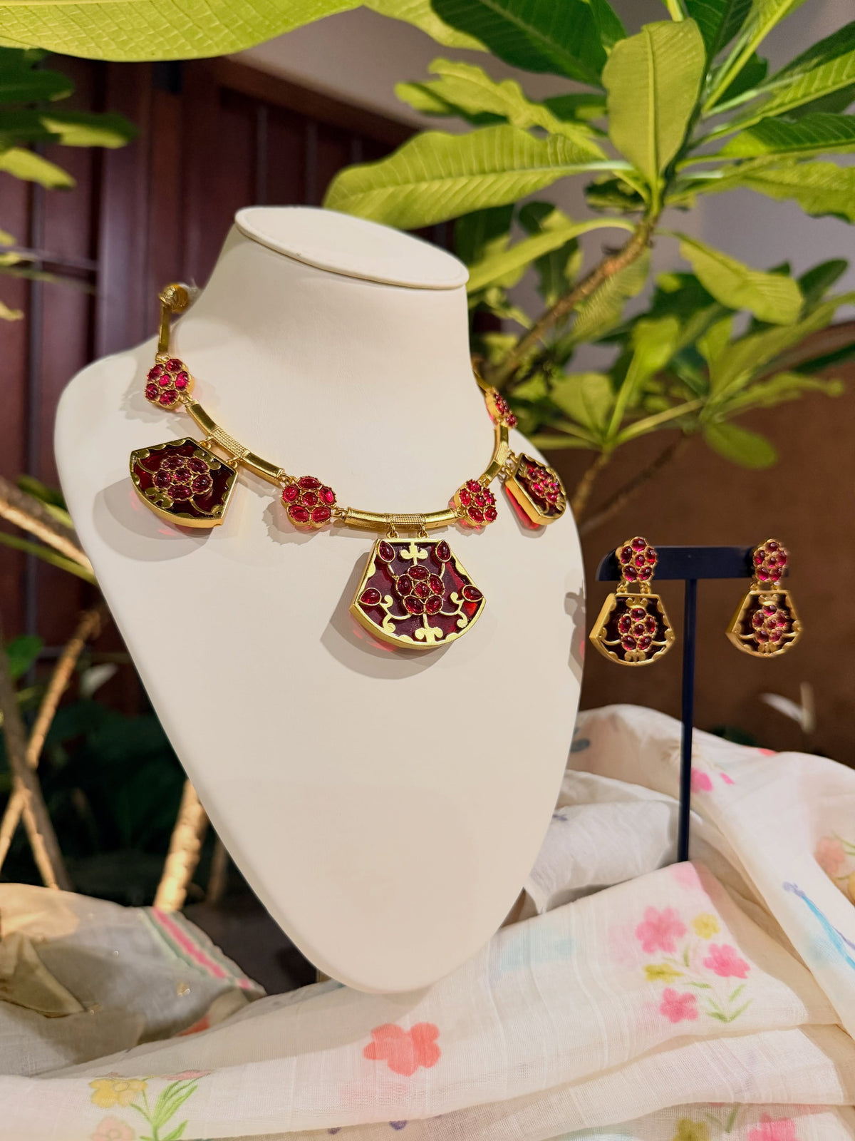 Deep ruby tones, framed in timeless gold – KPK011 product image 2
