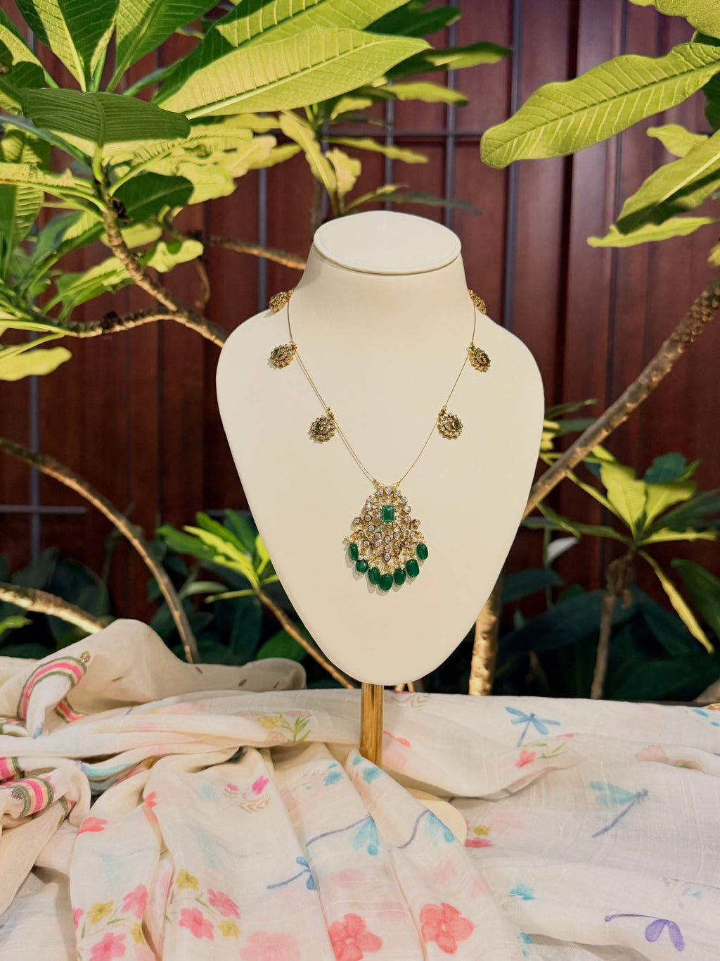 Premium emerald-green Polki pendant necklace set with matching earrings – KPK017 product image 2