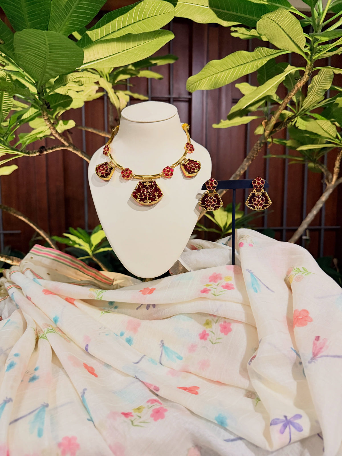 Deep ruby tones, framed in timeless gold – KPK011 product image 1