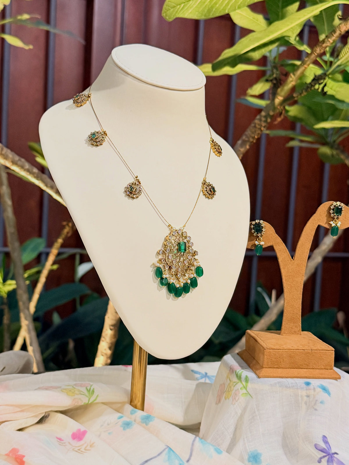 Premium emerald-green Polki pendant necklace set with matching earrings – KPK017 product image 1
