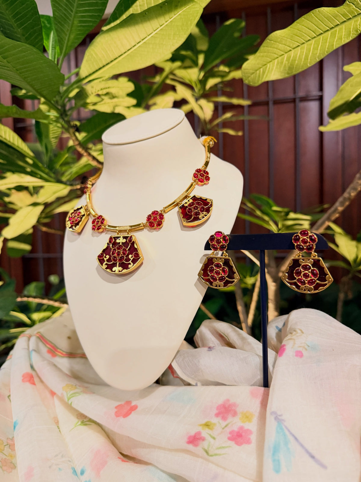 Deep ruby tones, framed in timeless gold – KPK011 product image 3