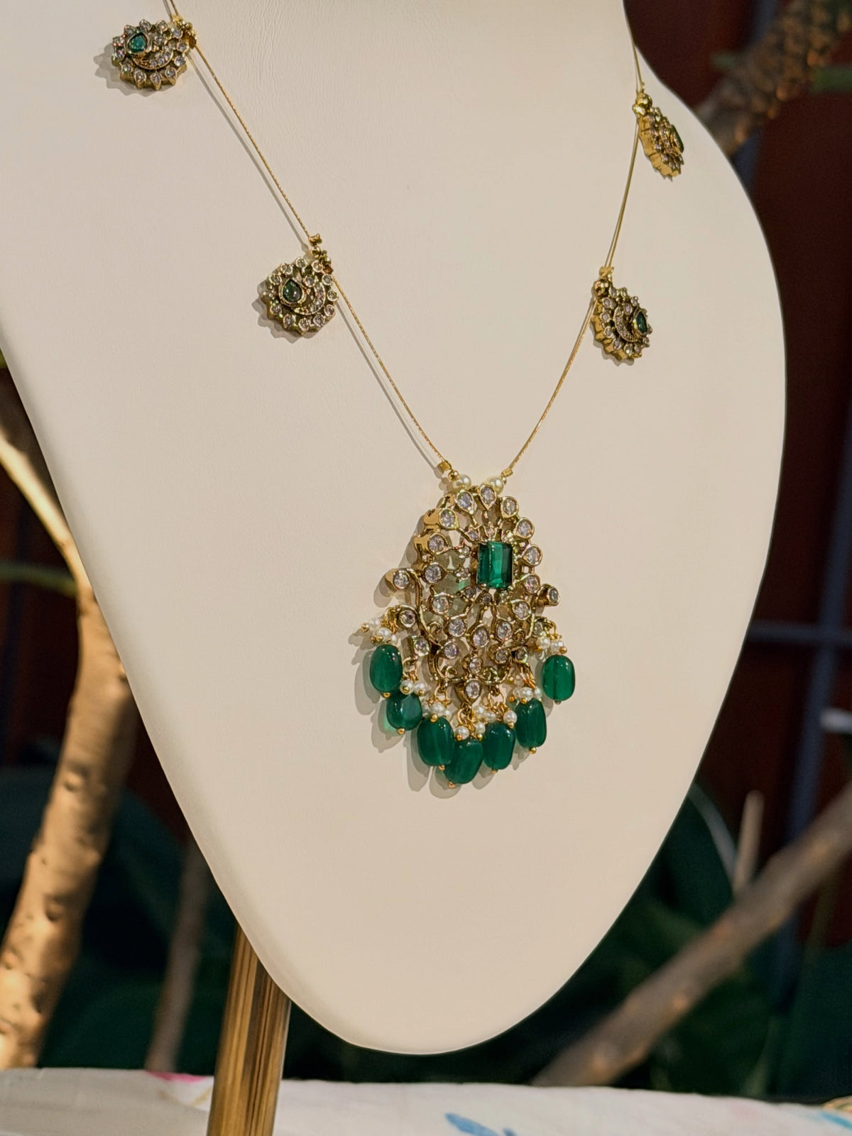 Premium emerald-green Polki pendant necklace set with matching earrings – KPK017 product image 3