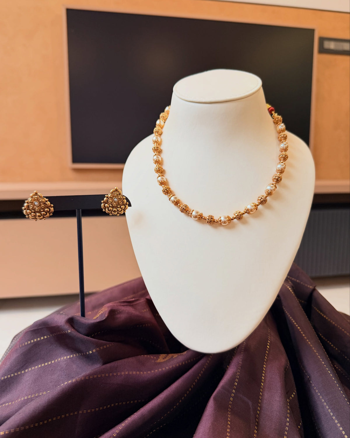 Timeless antique-gold detailing paired with elegant pearls—perfect… – KPK033 product image 2