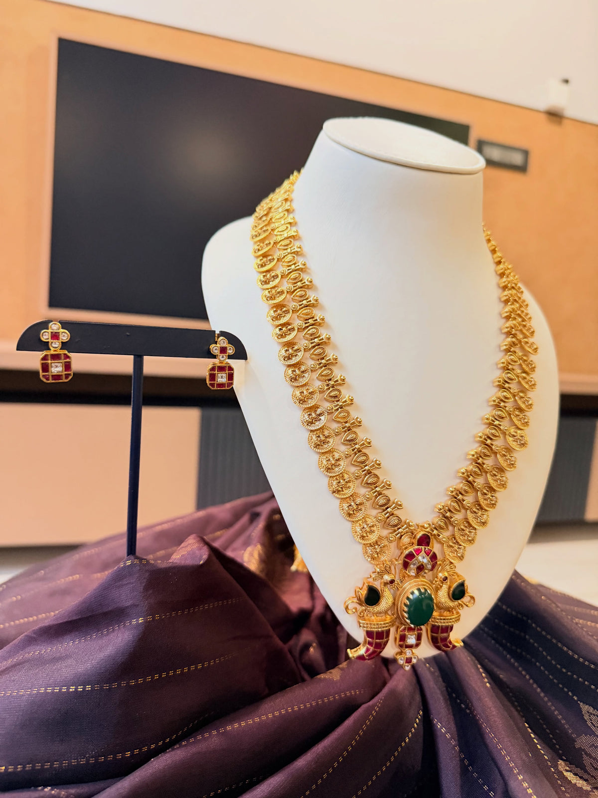 A regal temple jewellery necklace and earring set featuring… – KPK038 product image 2