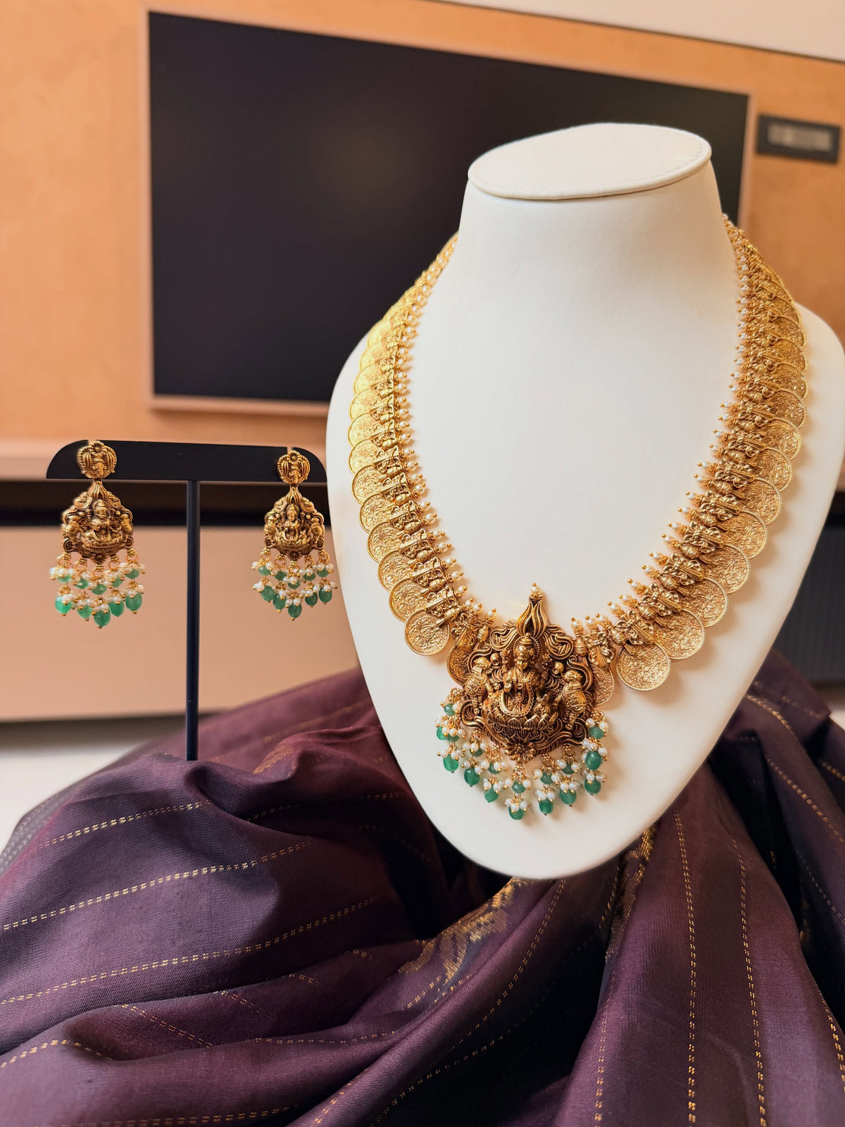 A timeless Lakshmi temple jewellery set crafted in an elegant… – KPK035 product image 2