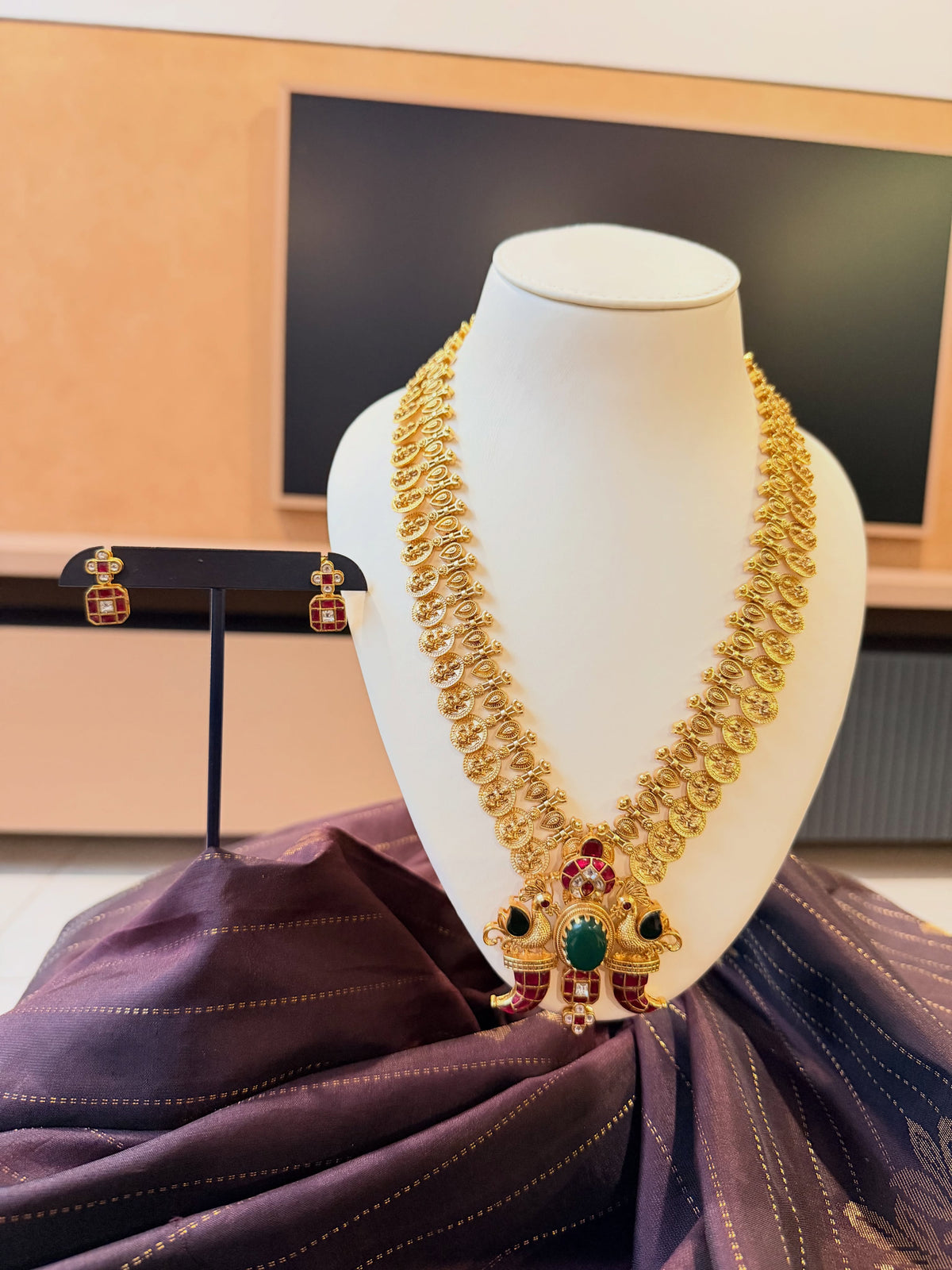 A regal temple jewellery necklace and earring set featuring… – KPK038 product image 3