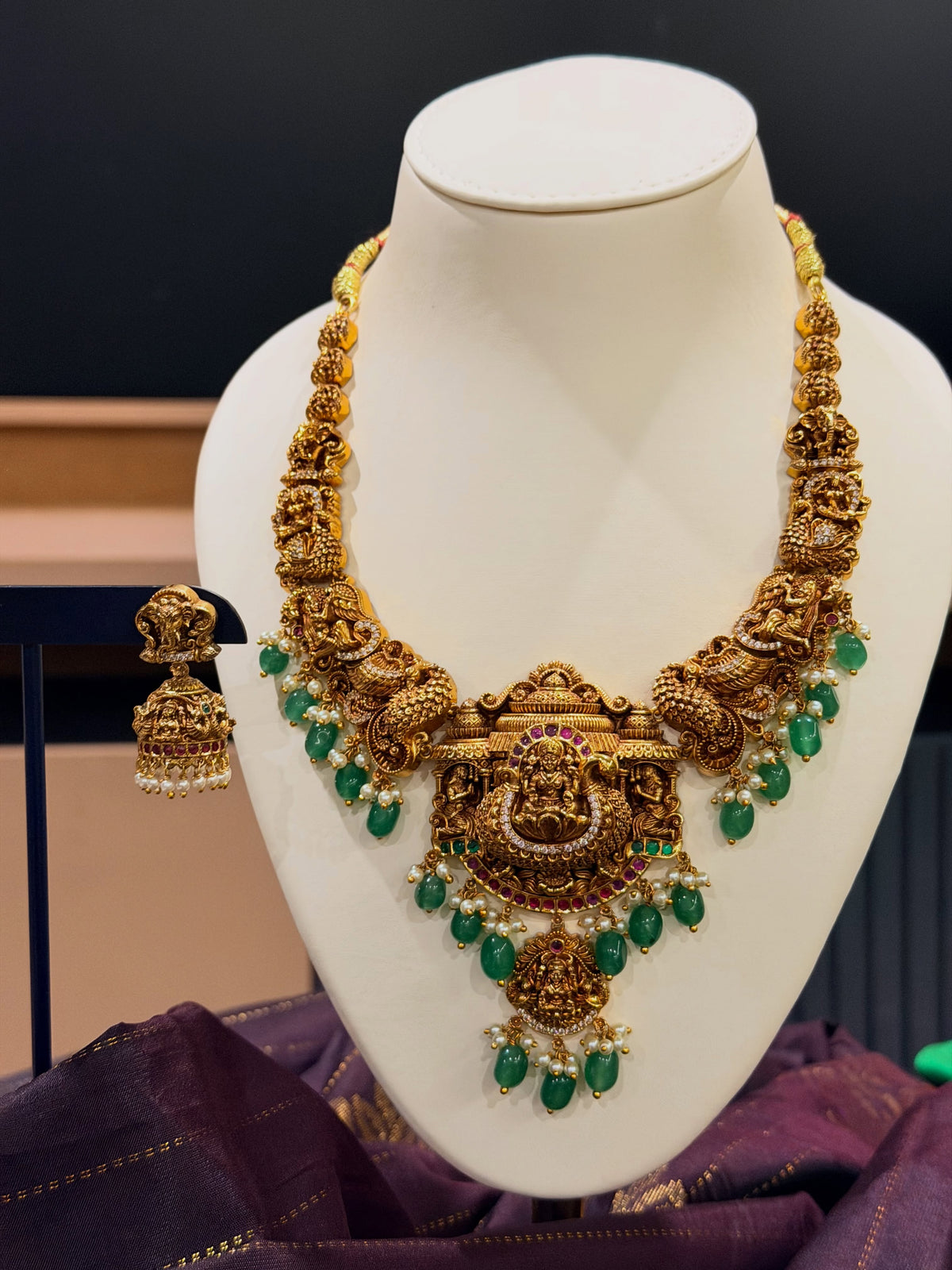 Lakshmi temple necklace set with emerald drops – KPK044 image 3
