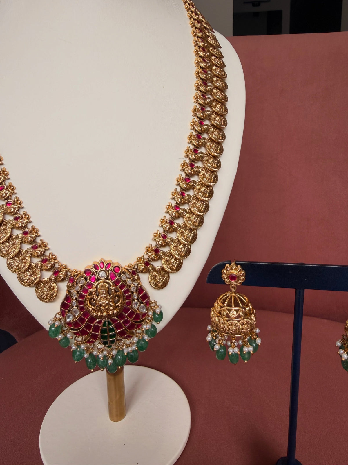 Antique gold temple necklace set with ruby and green drops – KPK045 image 3