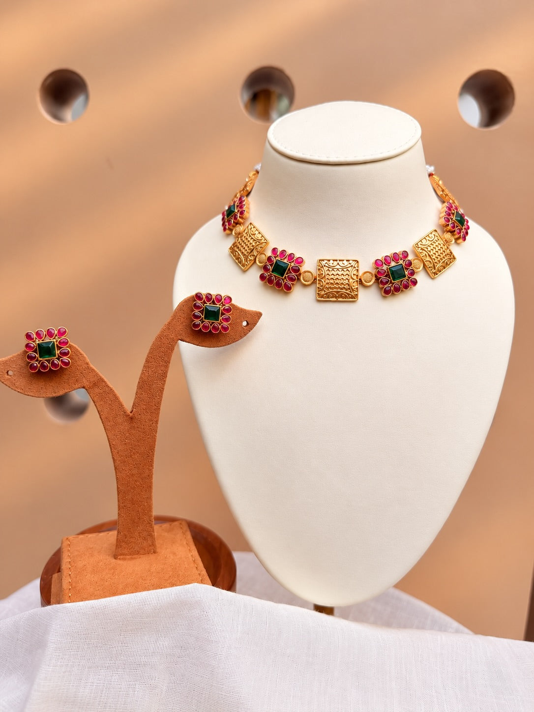 Ruby and Green Temple Choker Necklace Set – image 1