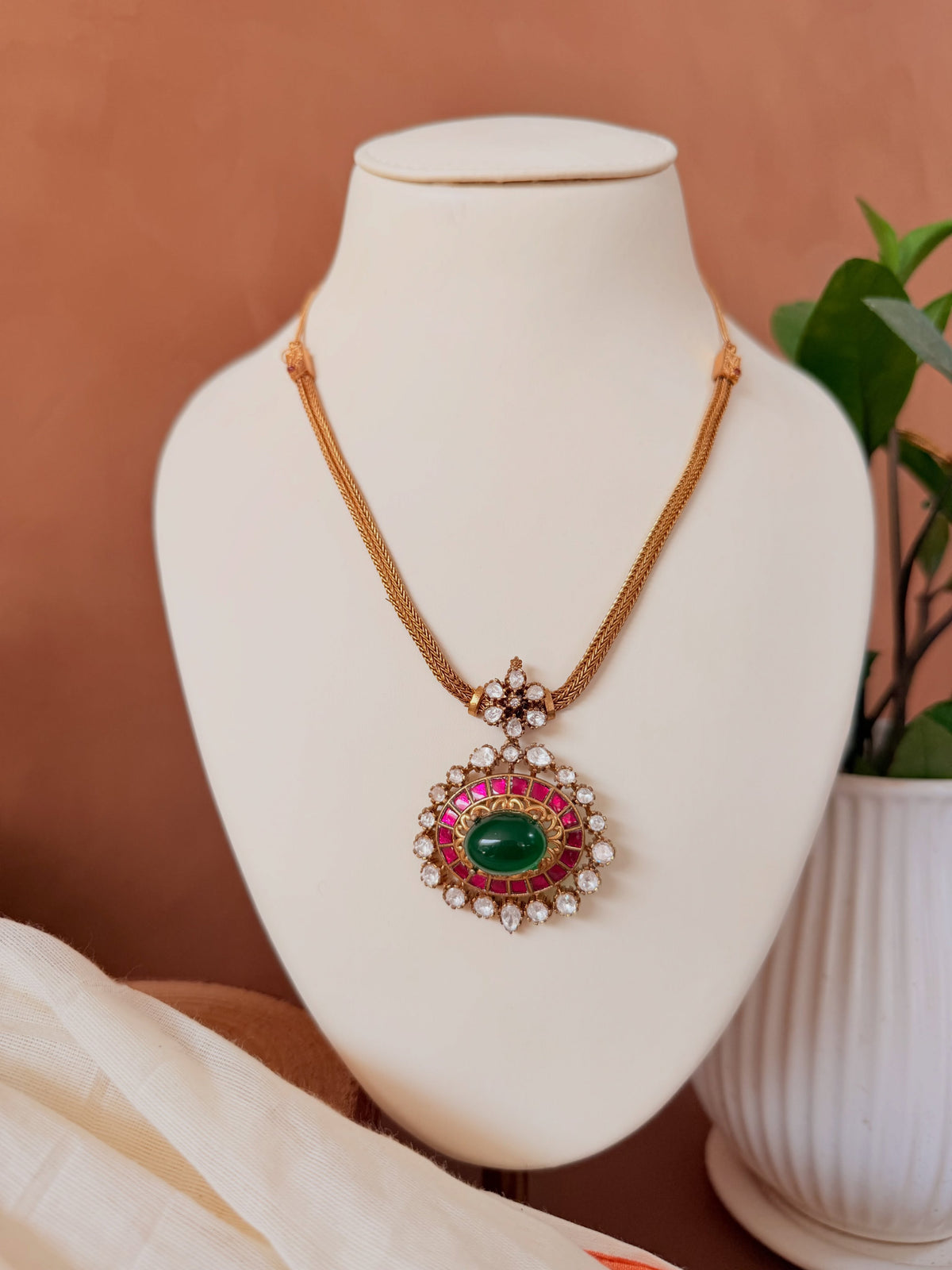 KPK090 mid-length necklace detail view